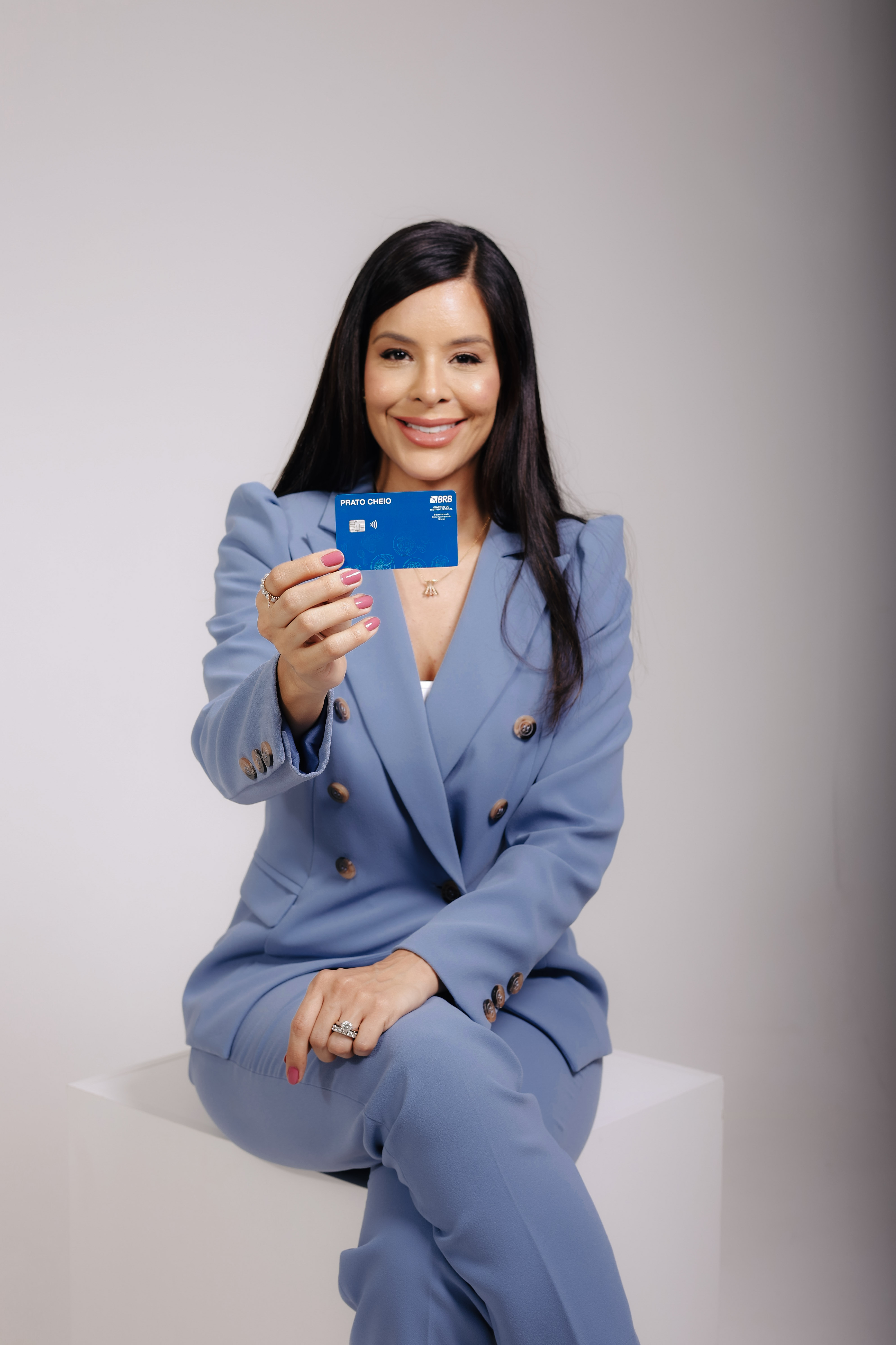 Mayara com o Cartão Prato Cheio